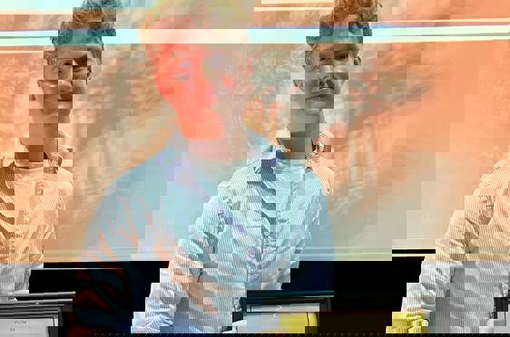 en person som holder et diplom 