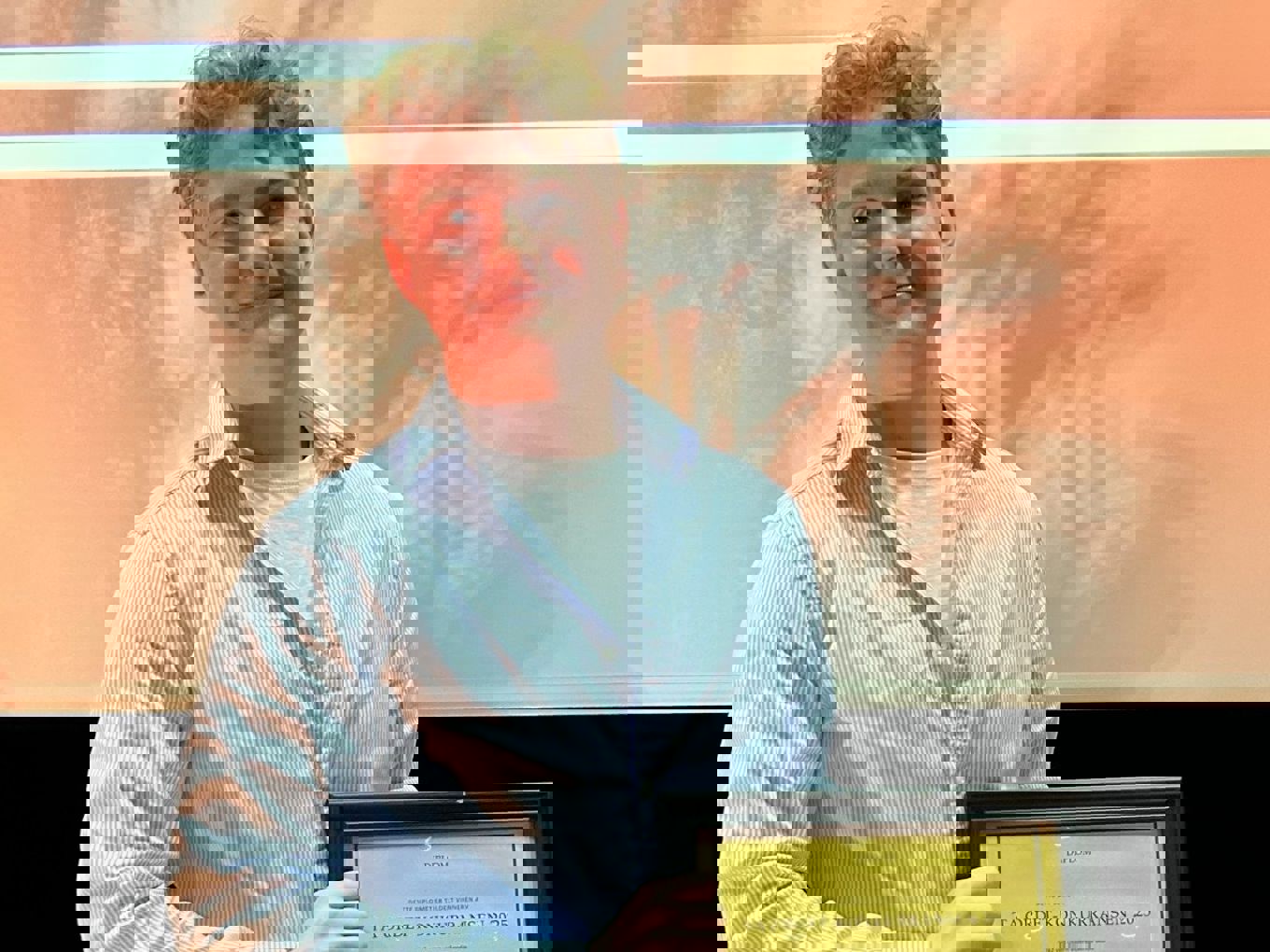 en person som holder et diplom 