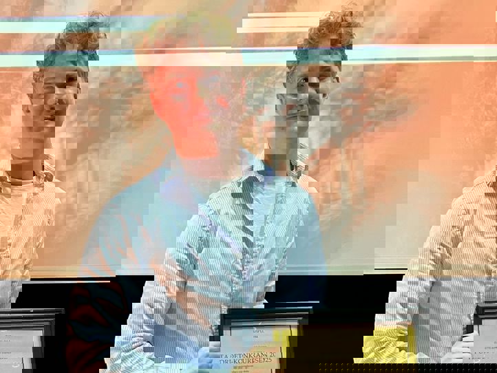 Foto: Jon Zickfeldt en person som holder et diplom