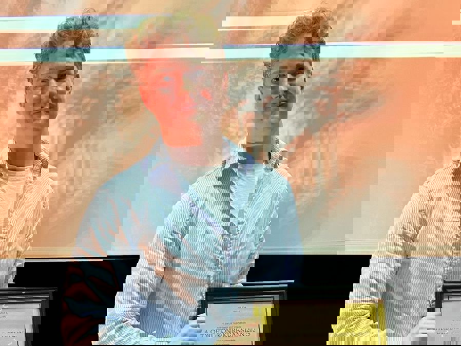 en person som holder et diplom 