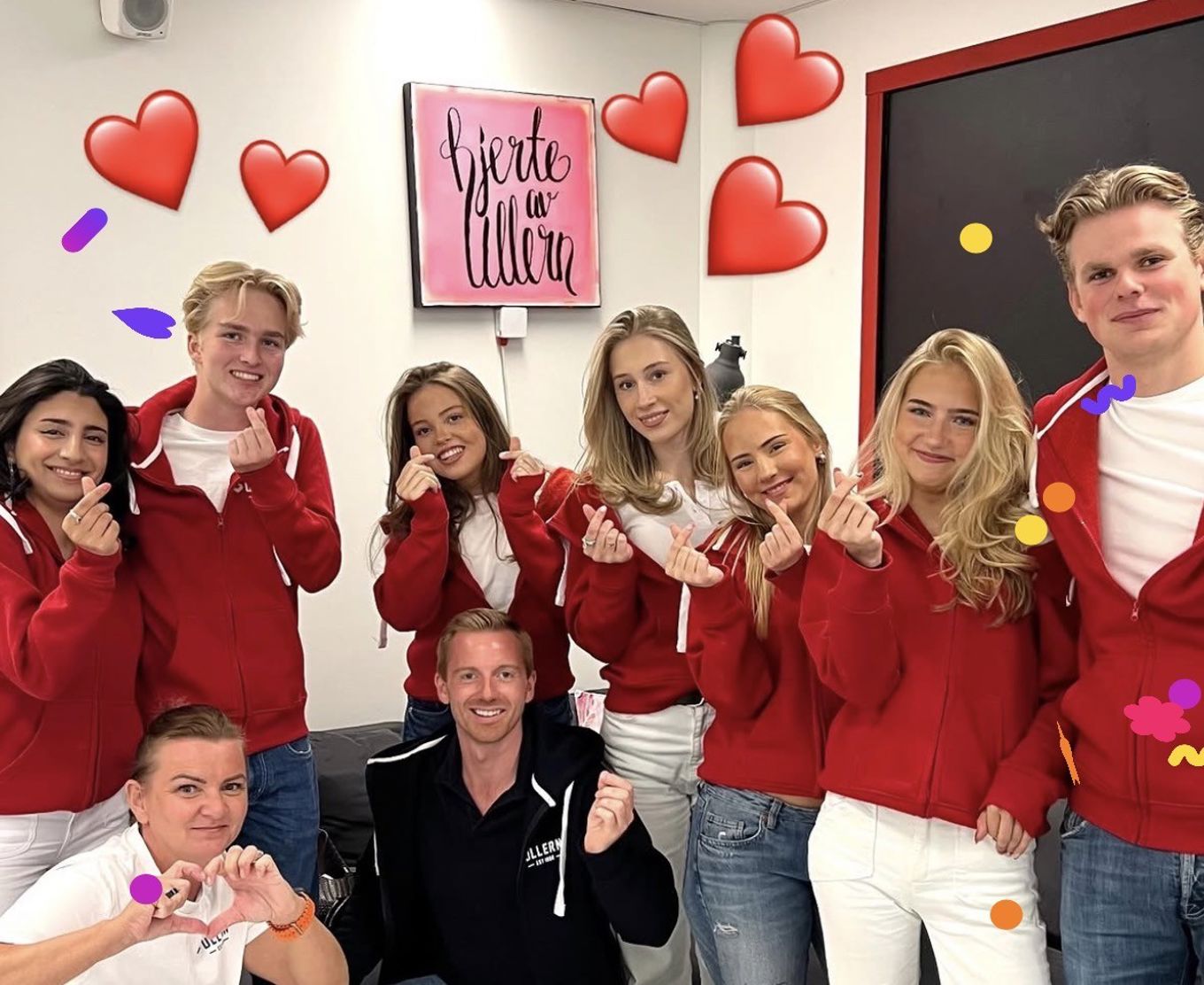 en gruppe mennesker som poserer for et bilde en gruppe mennesker som poserer for et bilde