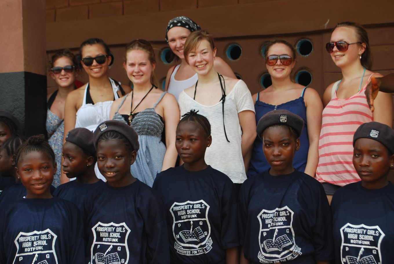 Jenter fra Prosperity og jenter fra Ullern i Sierra Leone. Jenter fra Prosperity og jenter fra Ullern i Sierra Leone.