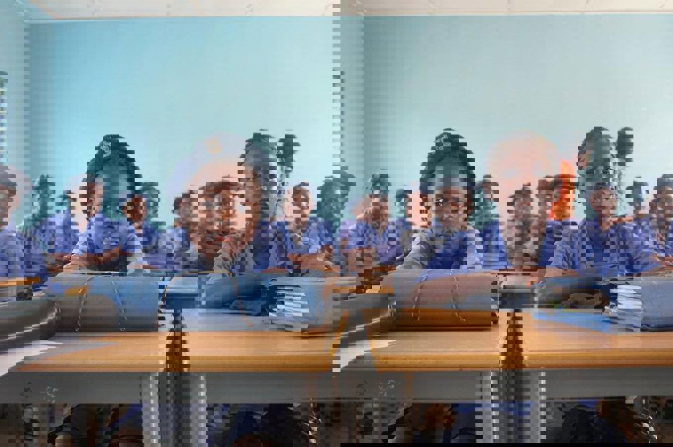 Jenteklasse med skoleuniformer på Prosperity Jenteklasse med skoleuniformer på Prosperity